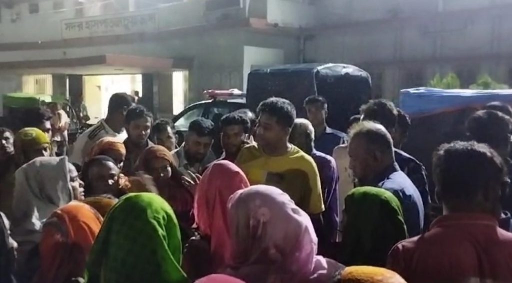 হাসপাতালে নিহতের স্বজনদের সঙ্গে কথা বলছেন সদর থানা পুলিশ